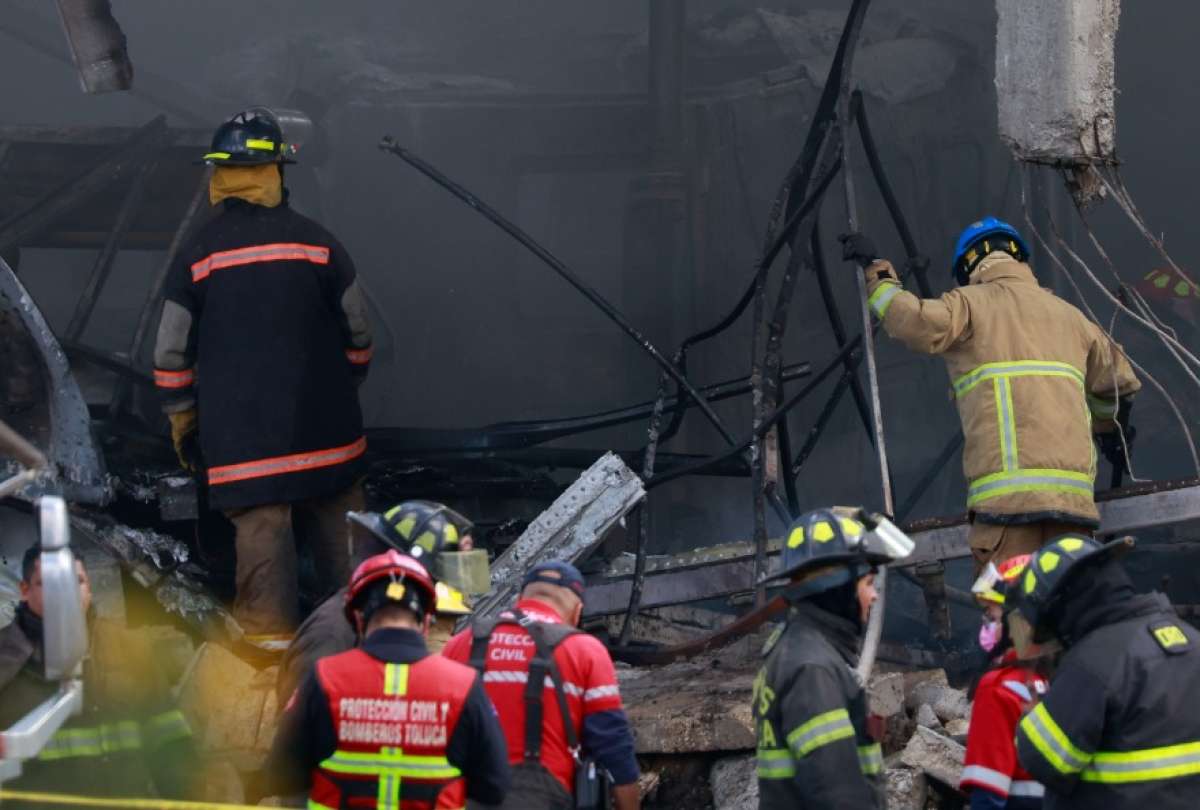 Subi&oacute; a siete el n&uacute;mero de fallecidos tras el accidente de una avioneta privada que se estrell&oacute; cerca del Aeropuerto Internacional de Toluca.