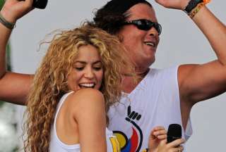 Shakira (izq.) mantiene una larga amistad con el cantante Carlos Vives. 