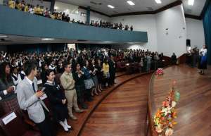 Los textos fueron presentados ayer, en el auditorio de la Prefectura de Tungurahua, en medio de shows musicales y teatrales de estudiantes ambate&ntilde;os. Foto: Roberto Ch&aacute;vez / El Tel&eacute;grafo