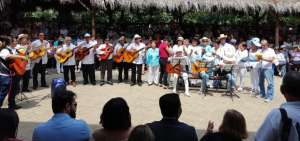 400 adultos mayores celebraron con juegos de anta&ntilde;o y m&uacute;sica su d&iacute;a