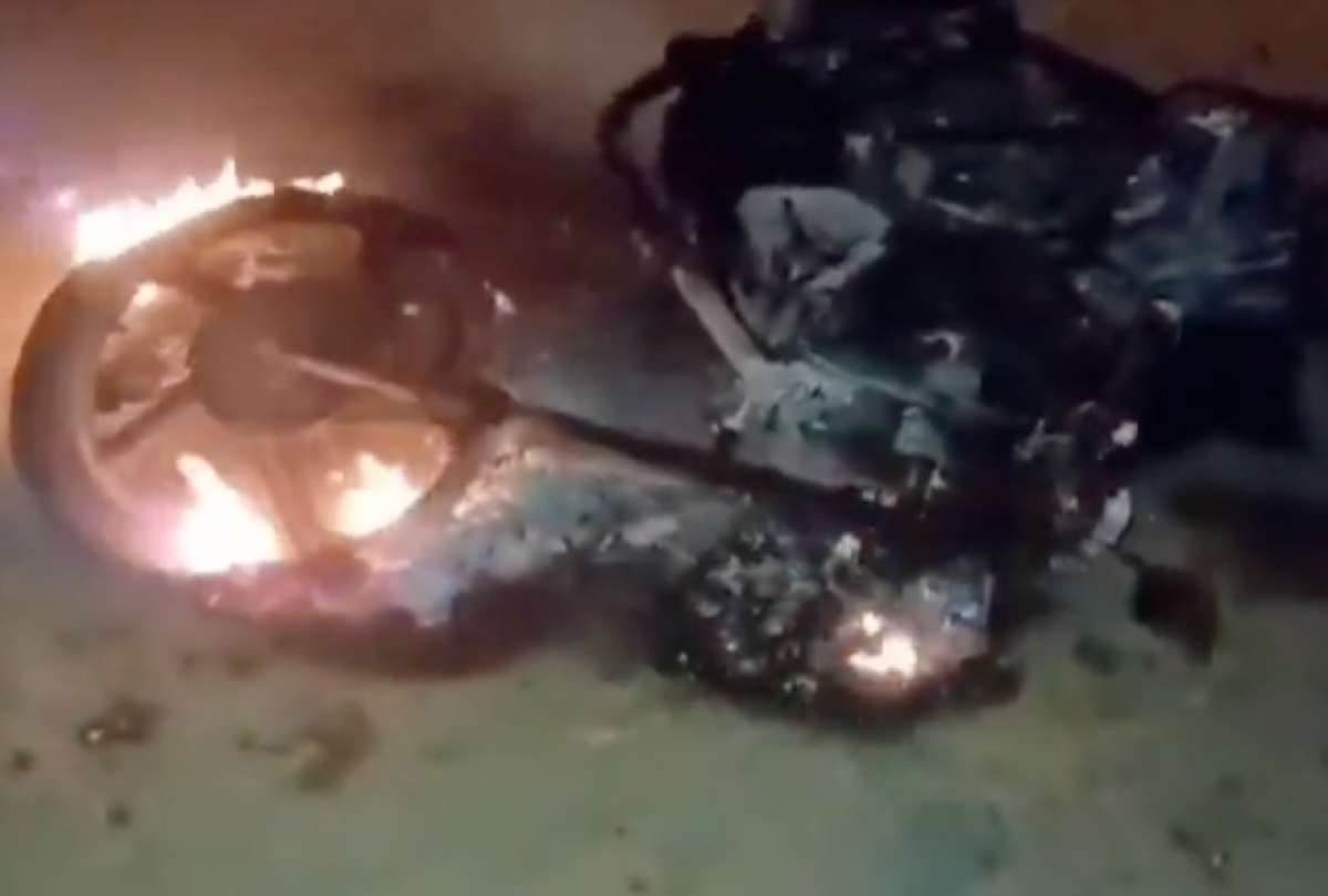 La moto termin&oacute; calcinada por los moradores del sector. 