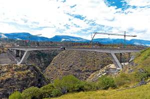 El puente sobre el r&iacute;o Chiche se encuentra a 150 metros sobre el cauce. Tiene 2 cuerpos y 3 carriles por cada sentido.  Miguel Jim&eacute;nez / El Tel&eacute;grafo