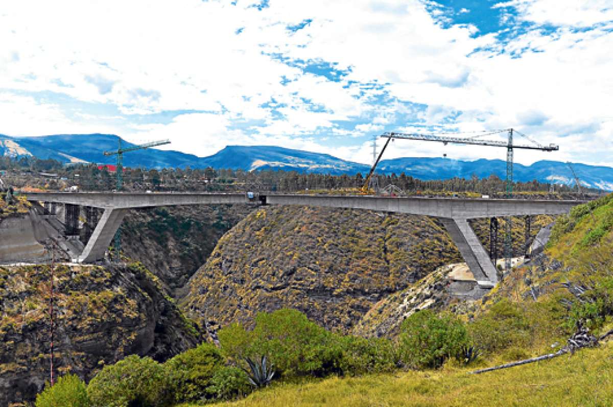 El puente sobre el r&iacute;o Chiche se encuentra a 150 metros sobre el cauce. Tiene 2 cuerpos y 3 carriles por cada sentido.  Miguel Jim&eacute;nez / El Tel&eacute;grafo