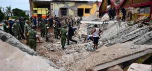 Miembros de la Polic&iacute;a y la Marina en las zonas afectadas por el fuerte sismo.