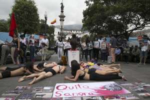 Varios j&oacute;venes se acostaron semidesnudos simulando haber sido estocados. Foto: Mario Egas / EL TEL&Eacute;GRAFO