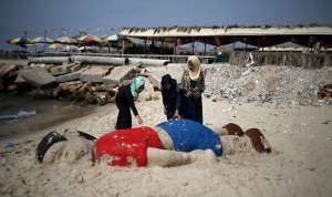 La estatua de varios metros de largo, reproduce la imagen del cuerpo de Aylan boca abajo en una playa en Turqu&iacute;a. Foto: AFP
