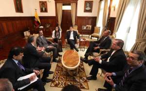 El presidente Correa (centro) y el Sheikh Khalid Bin Thani Al Thani (izquierda) se reunieron en Carondelet. Foto: Cortes&iacute;a Presidencia de la Rep&uacute;blica.