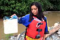 Amy, del colectivo Napo ama la vida, muestra la contaminación de los ríos a causa de la minería ilegal, en Napo.