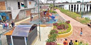 En la Isla Trinitaria hay juegos infantiles, asientos y puntos para observar el brazo de mar de Guayaquil. Foto: William Orellana / El Tel&eacute;grafo