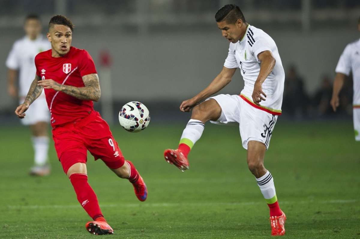 El goleador peruano (i) disput&oacute; el amistoso en que Per&uacute; empat&oacute; con M&eacute;xico. Foto: AFP