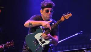 Andr&eacute;s Calamaro fue denunciado por incitar a "fumar un porrito"