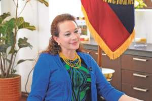 Mar&iacute;a Fernanda Espinosa Garc&eacute;s, Licenciada en Ling&uuml;&iacute;stica Aplicada, posgrado en Antropolog&iacute;a. Fecha de nacimiento: 7 de septiembre de 1964. Experiencia laboral: Exprofesora de la Flacso, Canciller y Ministra Coordinadora de Patrimonio. Foto: Cortes&iacute;a.