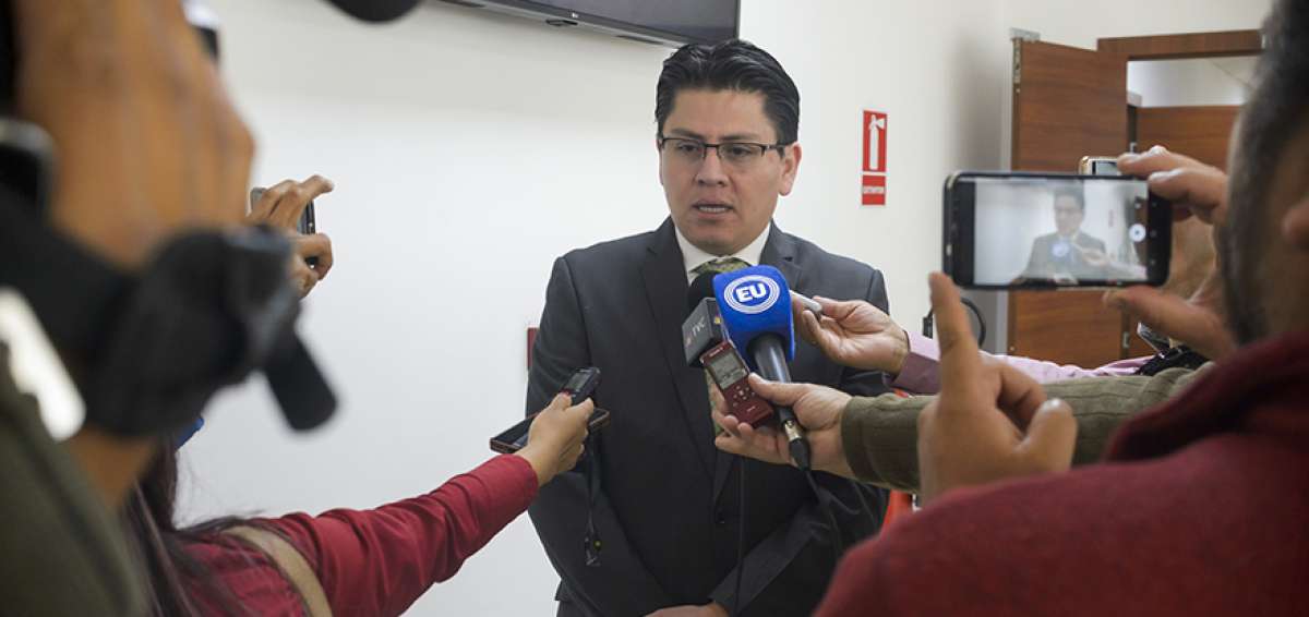 Nicol&aacute;s Salas, abogado de Wilson R., uno de los procesados, estuvo ayer en el Complejo Judicial Norte, donde se deb&iacute;a realizar la audiencia.