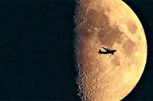 Un avi&oacute;n comercial despega del Aeropuerto Internacional de Viena Schwechat y vuela delante de la Luna, el 23 de septiembre de 2012. Foto: AFP.