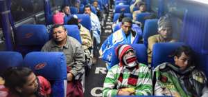 Emigrantes venezolanos abordan esta madrugada autobuses fletados por el Gobierno ecuatoriano en la ciudad fronteriza de Tulc&aacute;n para ser trasladados a la frontera con Per&uacute; antes de que entre en vigor la normativa de presentar pasaporte para ingresar a ese pa&iacute;s.