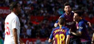Lionel Messi (arriba) celebra con Jordi Alba (18) y Philippe Coutinho en la victoria de este s&aacute;bado 23 de febrero sobre el Sevilla.