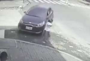 Una persona de 80 años estuvo a punto de ser atropellada en Guayaquil. 