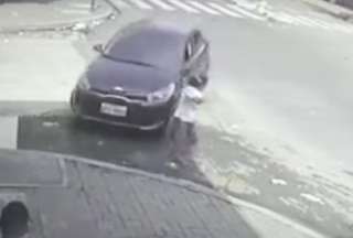 Una persona de 80 años estuvo a punto de ser atropellada en Guayaquil. 