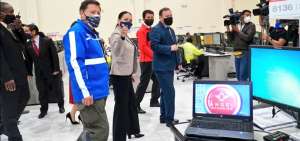 La presidenta del CNE, Diana Atamaint, y el director del ECU-911, Juan Zapata, recorren las instalaciones del ECU-911