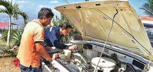 Personal de la nueva empresa se encarga de revisar los automotores en el cant&oacute;n orense. Fabricio Cruz / El Tel&eacute;grafo