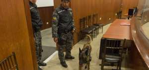 Grupos especializados de la Polic&iacute;a inspeccionaron las instalaciones del Legislativa y descartaron la presencia de explosivos. 