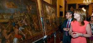 Fotograf&iacute;a cedida por el ministerio de Relaciones Exteriores de Per&uacute; que muestra al ministro peruano de Cultura, Alejandro Neyra (i), y a la canciller Cayetana Aljov&iacute;n (d), mientras presiden la ceremonia de entrega de dos lienzos de la &eacute;poca virreinal este viernes en Lima.