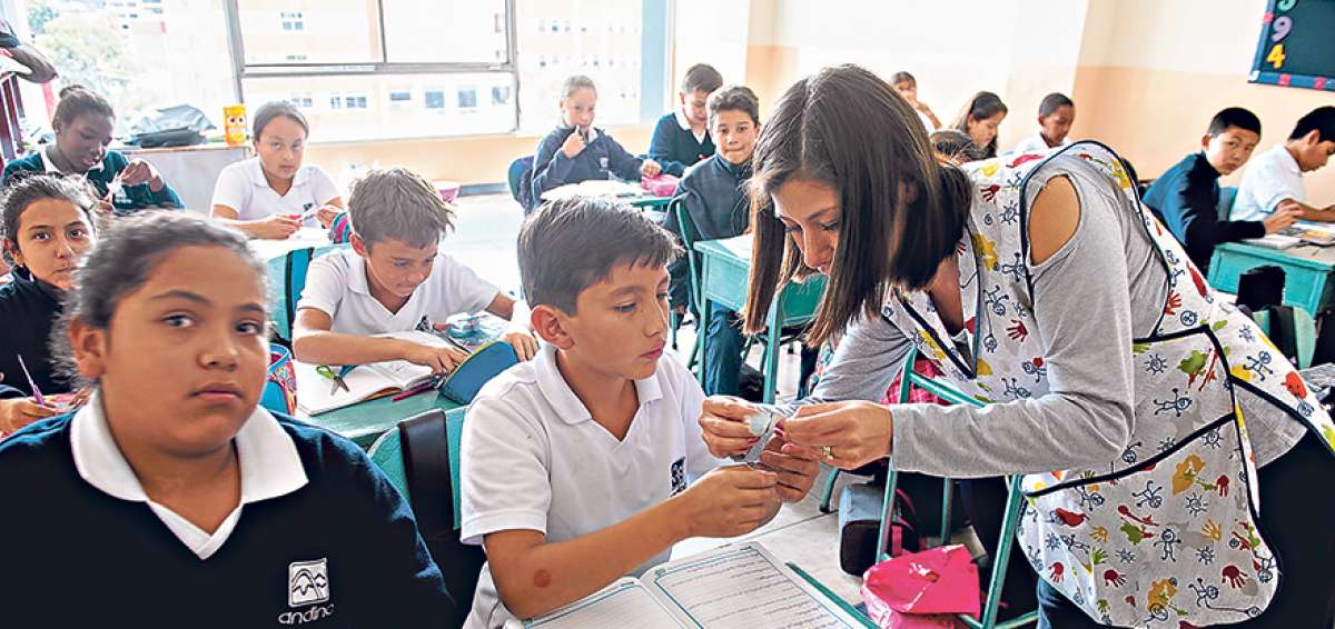 La docente Luc&iacute;a Ter&aacute;n, de la Unidad Educativa Andino (de Quito), en el momento que imparte clases de matem&aacute;ticas a los estudiantes de d&eacute;cimo a&ntilde;o.