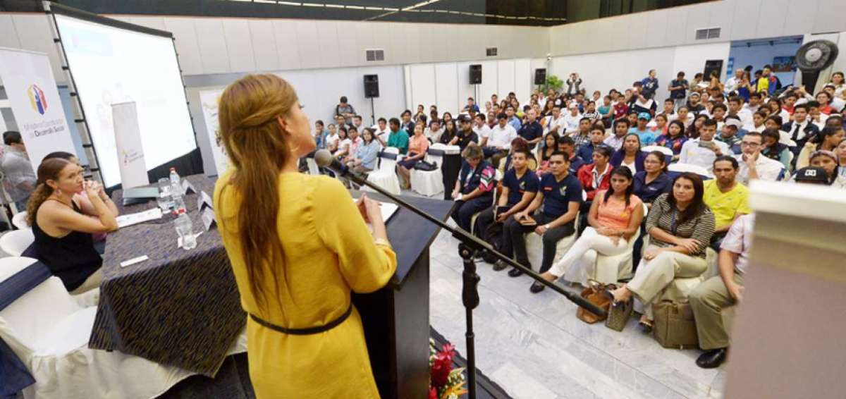 En el auditorio de la biblioteca de la Universidad de las Artes se concentraron los j&oacute;venes antes de iniciar las mesas de di&aacute;logo en varias tem&aacute;ticas.