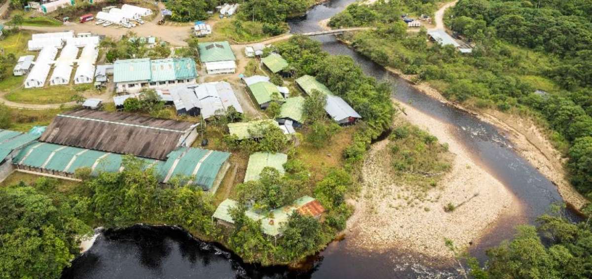 Vista a&eacute;rea de las instalaciones del campamento para operaciones de la empresa canadiense en la Amazon&iacute;a ecuatoriana.         