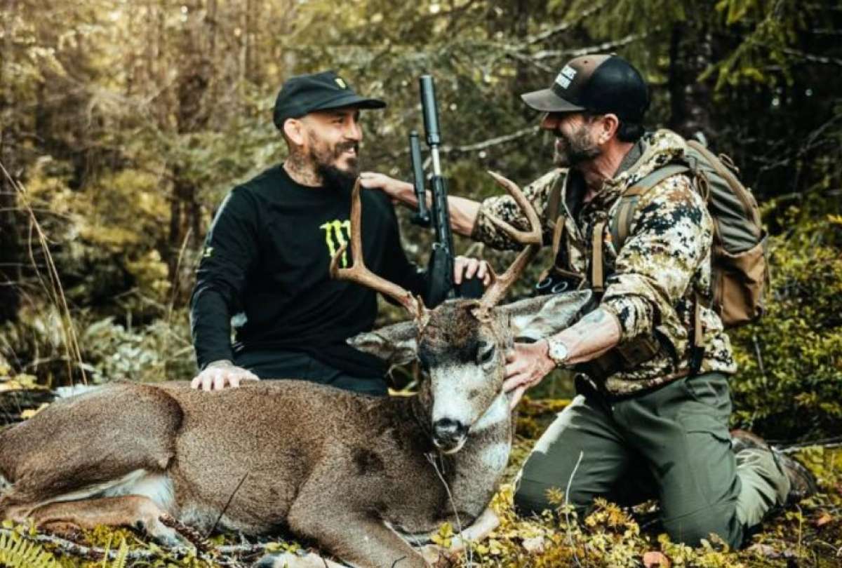 Marlon Vera junto a Cameron Hanes, cazador estadounidense.