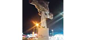 La leyenda &ldquo;No m&aacute;s despilfarros, carajo&rdquo; apareci&oacute; la noche del domingo en el monumento a la hospitalidad que instal&oacute; el Municipio de Guayaquil.