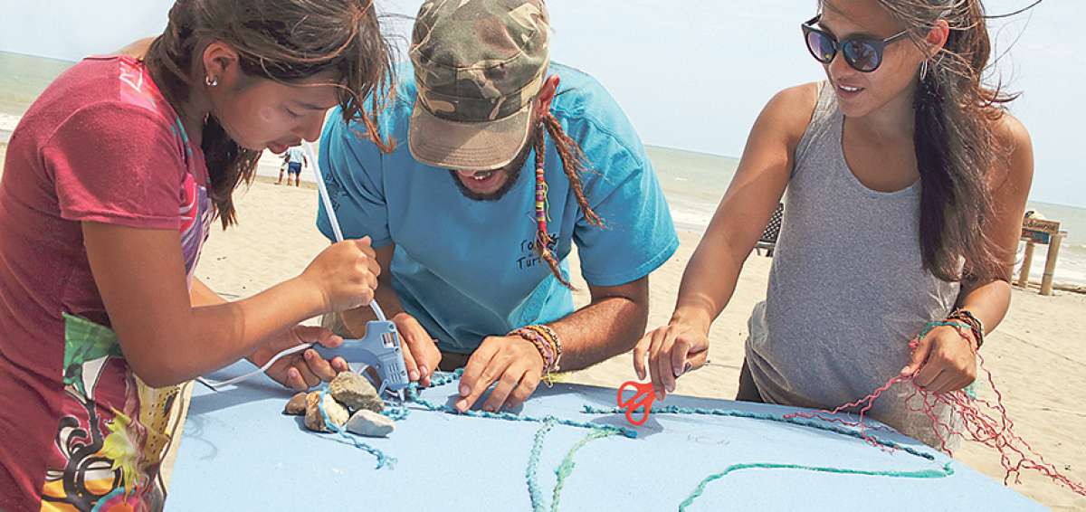 J&oacute;venes realizan manualidades con dise&ntilde;os de ballenas para adornar la localidad.