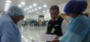 Personal del Ministerio de Salud recorren puntos informativos dentro del aeropuerto Jos&eacute; Joaqu&iacute;n de Olmedo.