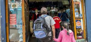 Cada estudiante del sistema p&uacute;blico cuenta con dos uniformes, uno del diario y otro de educaci&oacute;n f&iacute;sica.  