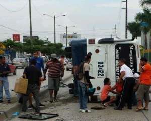 Los heridos fueron rescatados del interior del veh&iacute;culo. Foto: Tomada del Twitter @@eduardoamadorj1 
