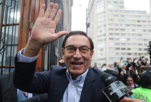 El expresidente de Perú Martín Vizcarra saluda a su llegada a un juzgado en Lima (Perú), en una fotografía de archivo del 26 de junio de 2025.