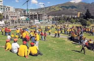 Los integrantes de los sindicatos que est&aacute;n agrupados en el FUT se concentraron en el parque El Arbolito, Quito. Foto: &Aacute;lvaro P&eacute;rez. 