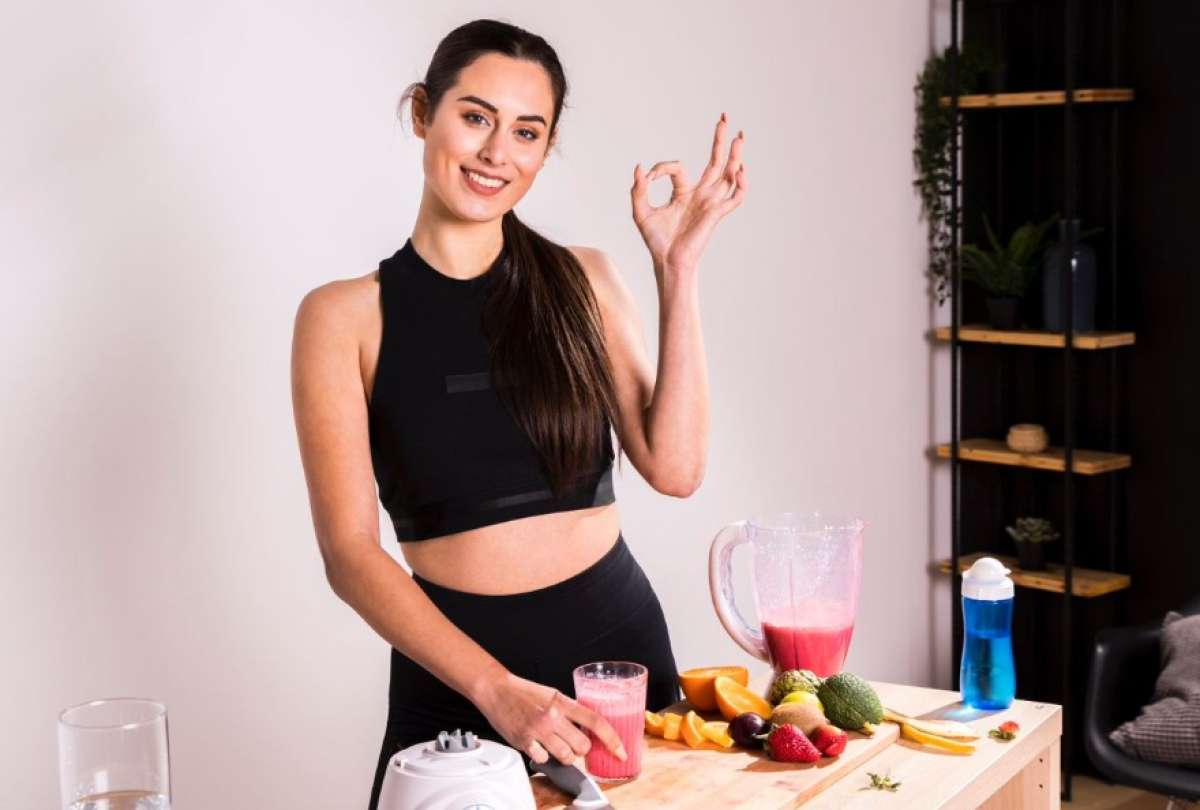 El yogur natural sin azúcar y la leche descremada aportan probióticos que fortalecen el microbiota intestinal y mejoran la digestión.