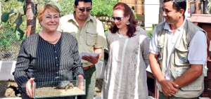 La mandataria chilena (i) junto a la canciller ecuatoriana, Mar&iacute;a Fernanda Espinosa, durante el bautizo simb&oacute;lico que se efectu&oacute; en Santa Cruz.