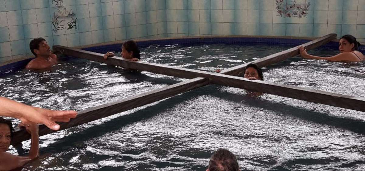 De diversas provincias del pa&iacute;s llegan turistas en pos de los ba&ntilde;os milagrosos. Algunos buscan un instante de relajaci&oacute;n.
