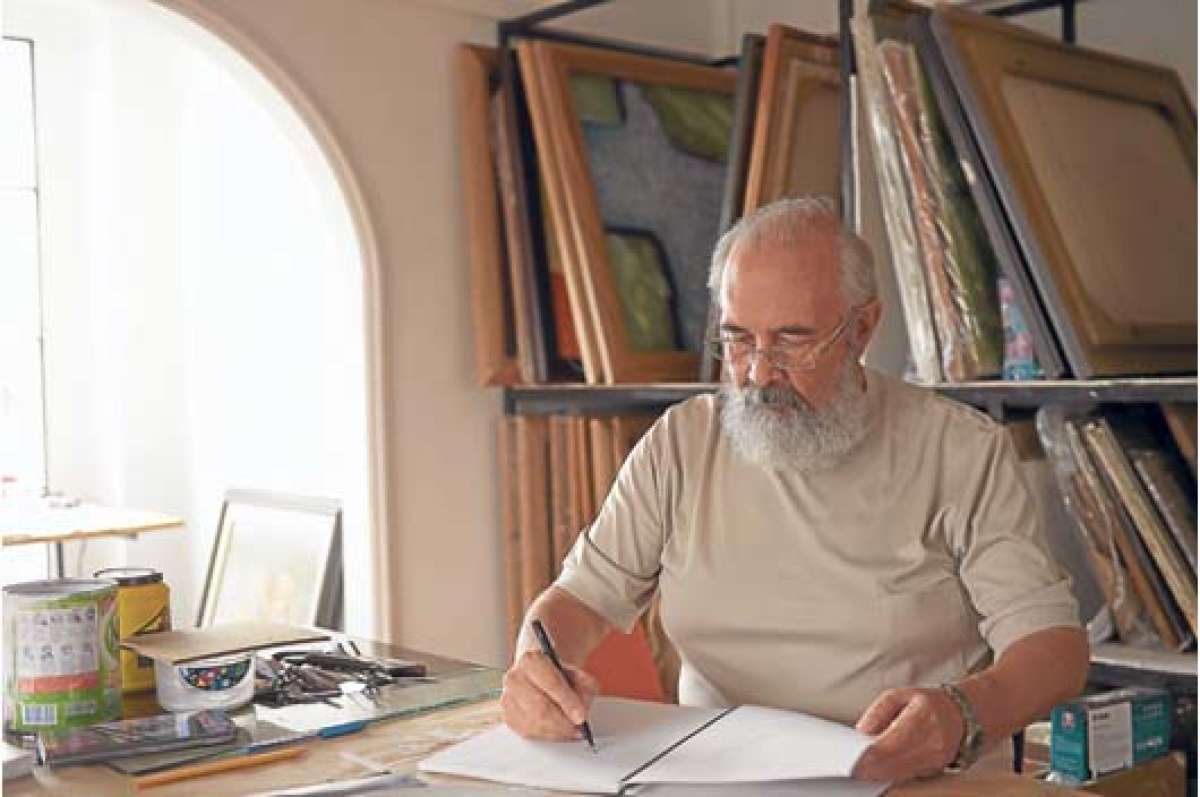 Francisco Urquizo cree que el trabajo del pintor, como el de un obrero, est&aacute; en el oficio. En su nuevo libro combina su obra con cr&iacute;ticas y frases sobre aquello que considera &lsquo;la unidad total&rsquo;. Foto: Pilar Vera |  El Tel&eacute;grafo