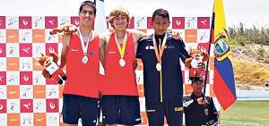 El ecuatoriano Jhon Salvatierra (d) logr&oacute; bronce en salto con p&eacute;rtiga. El tricolor fue superado por los chilenos Mateo Cortina y Lucas Palacios.