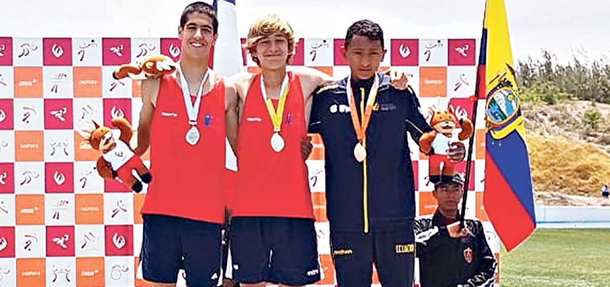 El ecuatoriano Jhon Salvatierra (d) logr&oacute; bronce en salto con p&eacute;rtiga. El tricolor fue superado por los chilenos Mateo Cortina y Lucas Palacios.