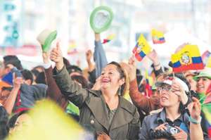 Cientos de personas se dieron cita la tarde del 21 de marzo en el mercado de Chiriyacu (en el sur de Quito), donde el presidente Rafael Correa pregrab&oacute; su informe de labores semanal. Foto: Cortes&iacute;a |  Presidencia de la Rep&uacute;blica