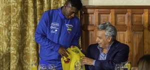 El volante Jos&eacute; Cifuentes, de la selecci&oacute;n sub-20, le entreg&oacute; una camiseta del equipo nacional al presidente Len&iacute;n Moreno, este martes 25 de junio en Carondelet.