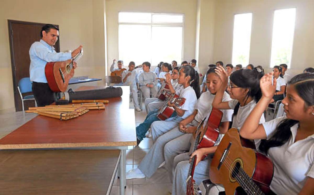El club de artes musicales en la Unidad Educativa Alfredo Vera Vera se dicta durante 3 horas semanales, al igual que las otras actividades. Foto: Pilar Vera |  El Tel&eacute;grafo