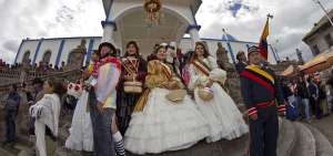 Caporales, warichas, danzantes y las reinas del cant&oacute;n son los personajes m&aacute;s destacados de las alegres paradas. Ellos presiden cada evento de la fiesta, incluidos los ritos religiosos.
