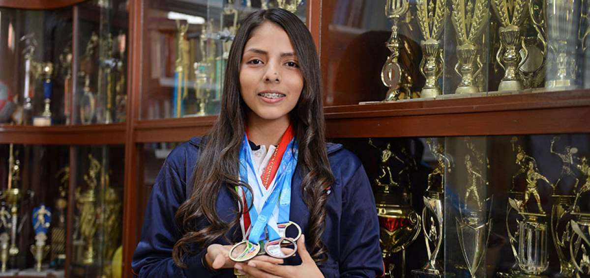 Mar&iacute;a Jos&eacute; Recalde luce con felicidad las medallas que ha ganado desde los 13 a&ntilde;os. Actualmente tiene 16 y se alista para los pr&oacute;ximos sudamericanos.