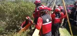 Los agentes emplearon poleas para extraer el cuerpo de la quebrada.