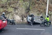 Un vehículo se accidentó cerca del acceso al túnel Guayasamín. 